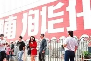 《南屏晚照》封面，夕阳斜照的青石巷口