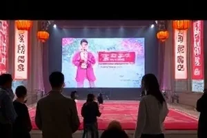 《钝角时钟》封面，钟面指针停在两点十七分